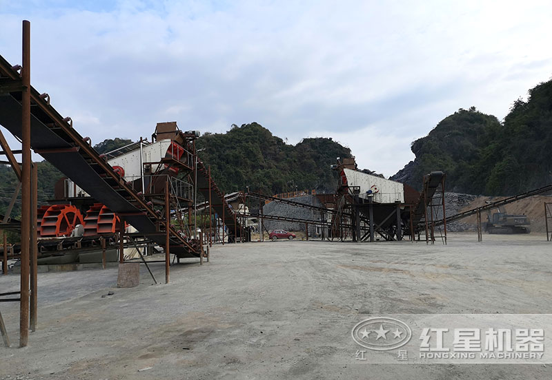 方案三配置現(xiàn)場：破碎機(jī)+制砂機(jī)+洗砂機(jī)，費(fèi)用80萬以上